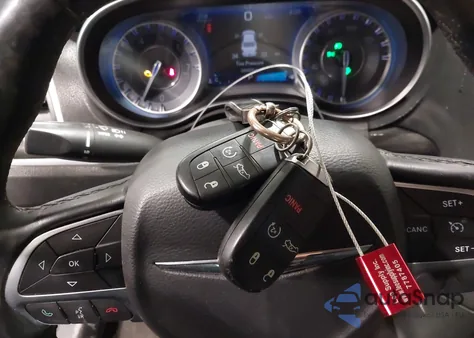 2015 Chrysler 300 Limited z USA, uszkodzony, nr VIN 2C3CCAAG4FH792801